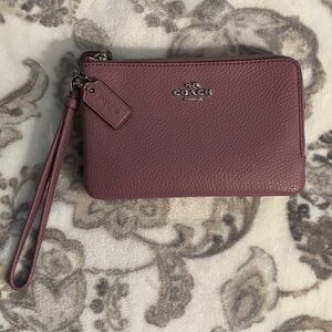 Coach Light Purple Pebbled Corner Zip Leather Wristlet with Logo Gently Used